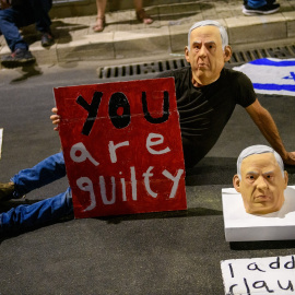 Un hombre con una máscara del primer ministro israelí, Benjamin Netanyahu, protesta en Tel Aviv contra el Gobierno.
