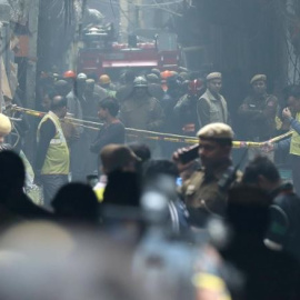 Bomberos en la fábrica calcinada de Anaj Mandi