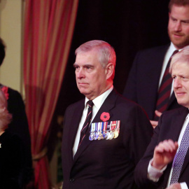 09/11/2019 - El príncipe Andrés de Inglaterra y el primer ministro, Boris Johnson, en el Festival de la Royal British Legion of Remembrance en Londres. / REUTERS (Chris Jackson)