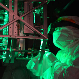 Un ingeniero trabaja en el interior del observatorio LIGO durante las labores de mantenimiento en octubre. / LIGO/ CALTECH