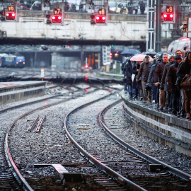 09/12/2019- Viajeros intentan caminar en la estación de Saint-Lazare en París durante la huelga de transportes por la reforma de las pensiones. / REUTERS - CHRISTIAN HARTMANN