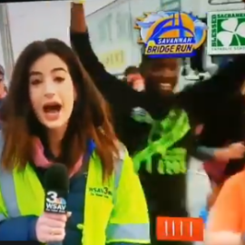 Imagen del momento en el que un corredor se aproxima a la periodista para realizar un tocamiento no consentido./ Twitter