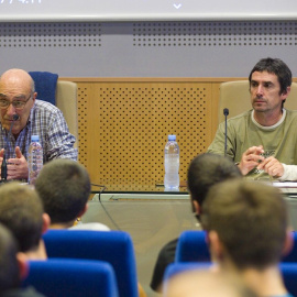 El expreso de ETA José Ramón López de Abetxuko (i) y el abogado de la izquierda abertzale Txema Matanzas, durante la charla que han ofrecido este martes en el aulario de la Universidad del País Vasco en Vitoria. EFE