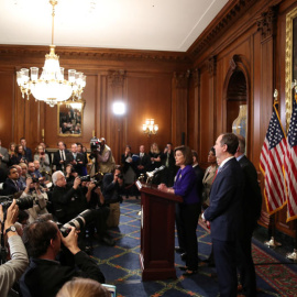 El comité demócrata, con la portavoz Nancy Pelosi al frente, anuncia las acusaciones contra Trump. (JONATHAN ERNST | REUTERS)
