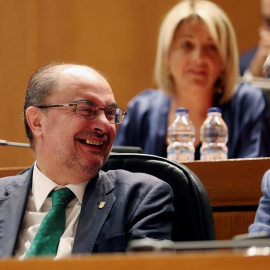 El socialista Javier Lambán durante la votación de su candidatura en las Cortes de Aragón / EFE