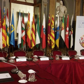 Banderas autonómicas en la sala de reuniones de la VI Conferencia de Presidentes, en el Senado. E.P.