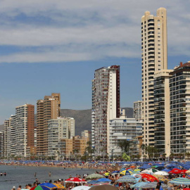 El informe incluye datos inéditos sobre el estado actual en la ocupación del suelo de nuestras costas, base de importantes actividades económicas como el turismo. En la imagen, una playa de Benidorm. EFE