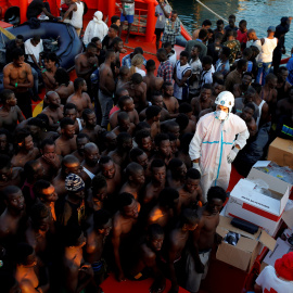 en aguas del Estrecho de Gibraltar desembarca en el puerto de Algeciras, Cádiz.- REUTERS/Jon Nazca