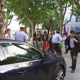 Moments de tensió durant les protestes per la visita de l'exministre d'Hisenda, Cristòbal Montoro, i l'exlíder del PP Català, Alicia Sánchez Camacho, a Vilanova i la Geltrú (Garraf) el 2014. CCMA