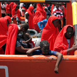 Un grupo de migrantes rescatados por Salvamento Marítimo en aguas del Estrecho de Gibraltar, a su llegada al puerto de Algeciras.- REUTERS/Jon Nazca