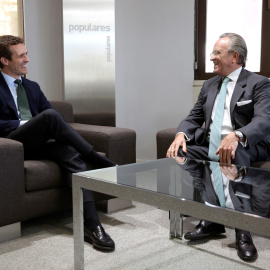 Pablo Casado durante la reunión mantenida con el que fuera presidente de Alianza Popular, Antonio Hernández Mancha, esta tarde en su despacho de la sede nacional del partido. EFE/PP/Diego Crespo