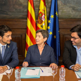 La delegada del Gobierno en Cataluña, Teresa Cunillera, el conseller de Territorio y Sostenibilidad, Damià Calvet  y el primer teniente alcalde de Barcelona, Gerardo Pisarelo, durante la reunión convocada hoy por la comisión de seguimiento del Aeropue