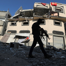 12/11/2019 - Miliciano palestino frente a la casa de un alto cargo de Yihad Islámica tras un ataque aéreo israelí. / REUTERS