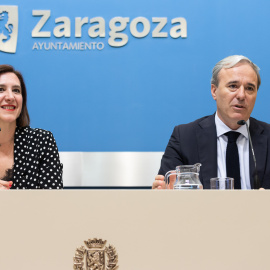 El alcalde de Zaragoza, Jorge Azcón (PP), y la vicealcaldesa Sara Fernández (C’s), en una rueda de prensa. AYUNTAMIENTO DE ZARAGOZA