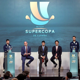 11/11/2019.- Los jugadores de la selección española de fútbol tras el sorteo de los emparejamientos de la Supercopa de España, que se jugará en Arabia Saudí. / EFE - KIKO HUESCA