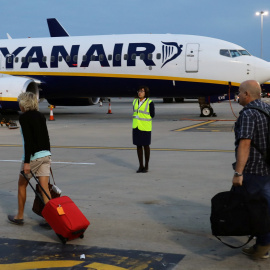 Pasajeros caminan hacia un avión de Ryanair en el aeropuerto de Stansted (Londres). /REUTERS