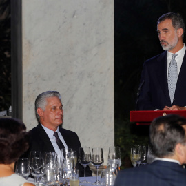 13.11.19 - El rey Felipe VI durante su intervención en la cena ofrecida por los monarcas españoles al presidente de Cuba, Miguel Díaz-Canel (c), este miércoles en el Palacio de los Capitanes Generales de La Habana. EFE/Juan Carlos Hidalgo