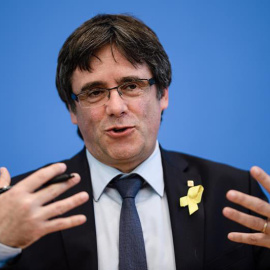El ex presidente catalán Carles Puigdemont da una rueda de prensa en Berlín. (CLEMENS BILAN |  EFE)