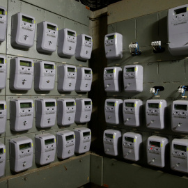 Contadores de la luz 'inteligentes' en un edificio de viviendas en Barcelona. REUTERS/Albert Gea