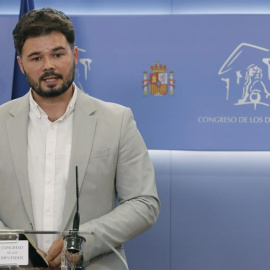 El portavoz de ERC, Gabriel Rufián, ofrece una rueda de prensa tras la reunión mantenida con la portavoz del grupo socialista en el Congreso, Adriana Lastra, para abordar el voto de la formación republicana en el debate de investidura de Pedro Sánchez