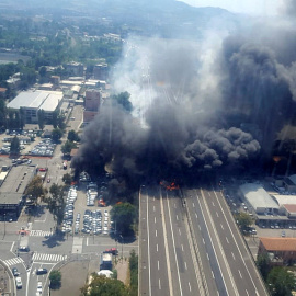 El incendio del camión en las afueras de la ciudad italiana de Bolonia. REUTERS
