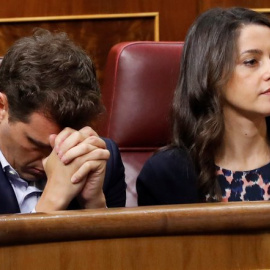 El exlíder de Ciudadanos, Albert Rivera (i) y la actual portavoz, Inés Arrimadas (d) en el hemiclo del Congreso.