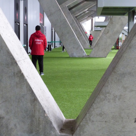 Dos trabajadores durante la Copa Davis celebrada en la Caja Mágica de Madrid. / Público.