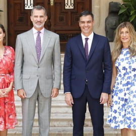 Els reis posen amb el president del govern central, Pedro Sánchez, i la seva dona, Begoña Gómez, al Palau de Miravent. EFE/Casa de S.M El Rey/Francisco Gómez