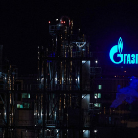 El logotipo de la empresa energética Gazprom se ve en una planta de la corporación estatal rusa en San Petersburgo.