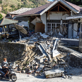 El terremoto en Indonesia ha dejado un centenar de muertos y más de 300 heridos. / Reuters