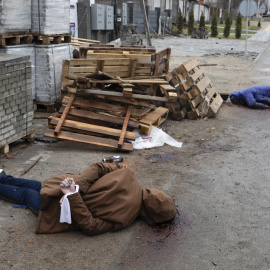 Los cuerpos de los civiles ucranianos muertos en la invasión rusa yacen en una calle de la pequeña ciudad de Bucha en el área de Kiev (Kiev), Ucrania, el 3 de abril de 2022.