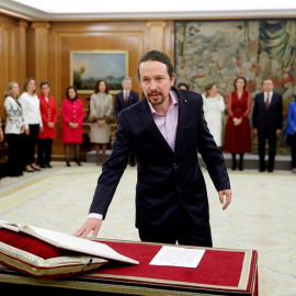 El nuevo vicepresidente de Derechos Sociales y Agenda 2030, Pablo Iglesias jura su cargo durante la jura de ministros del nuevo gobierno en un acto celebrado en el Palacio de Zarzuela en Madrid este lunes 13 de enero de 2020. EFE/Emilio Naranjo POOL