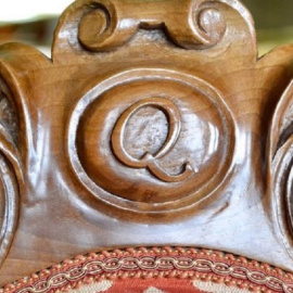 Sillón q de la Real Academia Española.