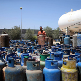 bombonas de gas esperan bloqueadas en el paso de Jan Younis. REUTERS/Ibraheem Abu Mustafa