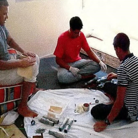 Youssef Aalla, Youness Abouyaaqoub y Mohamed Hichamy manipulando explosivos días antes de los atentados de Barcelona y Cambrils.