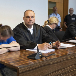 Berrin Taha y Christian Lais, con la cara pixelada, son los alemanes condenados por torturar y prostituir el hjo de ella en Alemania. THOMAS KIENZLE / AFP