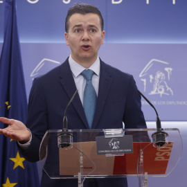05/04/2022.- El portavoz del PSOE, Héctor Gómez, en rueda de prensa con motivo la reunión de la Junta de Portavoces este martes en el Congreso de los Diputados. EFE/ Juan Carlos Hidalgo