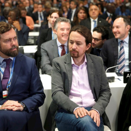 02/12/2019.- El líder de Unidas Podemos, Pablo Iglesias (c) y el diputado por Vox, Iván Espinosa de los Monteros en la Cumbre del Clima. / EFE - EMILIO NARANJO