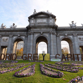 Las letras ubicadas en la Puerta de Alcalá, modificadas por los activistas de Greenpeace. | Greenpeace.
