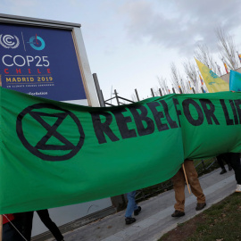 Activistas de Extinction Rebellion protestan en la entrada del recinto ferial de Ifema, en Madrid, al comienzo de la cumbre del clima. REUTERS/Juan Medina