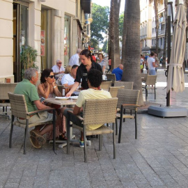 Una camarera atiende una mesa en Malaga. E.P.