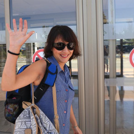 Juana Rivas en el aeropuerto granadino este miércoles desde donde viaja a Cerdeña (Italia) para pasar quince días consecutivos con su hijos / EFE Pepe Torres