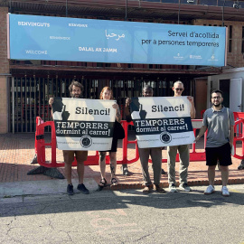 Membres de la plataforma Fruita amb Justícia Social davant del pavelló 3 de Fira de Lleida