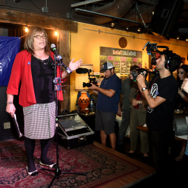 Christine Hallquist, la primera candidata transgénero a una Gobernación en EEUU, tras las primarias estatales. REUTERS/Caleb Kenna