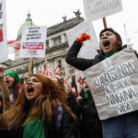 Concentración de activistas en defensa de la despenalización del aborto en la Plaza del Congreso, de Buenos Aires, durante el debate en el Senado de la ley sobre la interrupción del embarazo. EFE/David Fernández