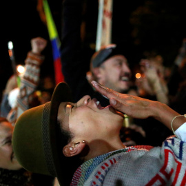 Los manifestantes golpean las ollas mientras se unen a un llamado por lo que dicen que son cacerolazos simultáneos en toda América Latina en apoyo de las protestas, en Bogotá, Colombia, 1 de diciembre de 2019. REUTERS / Carlos Jasso