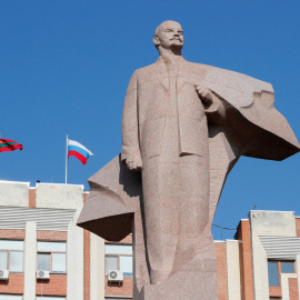 Una estatua de Lenin frente al edificio del parlamento en Tiráspol, capital de la autoproclamada república separatista de Transnistria, en territorio de Moldavia.