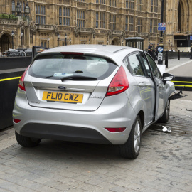 El vehículo con el que este martes un joven arrolló a varias personas cerca del Parlamento británico, en Londres. REUTERS
