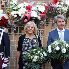 La alcaldesa de Madrid, Manuela Carmena, con el presidente de la Comunidad de Madrid, Ángel Garrido, en  los actos con motivo de las fiestas de la Virgen de la Paloma. EFE/J.J. Guillén