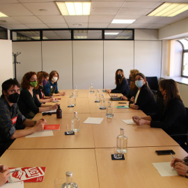 17/02/2022 - Representants d'Educació i dels sindicats del sector en una reunió del passat febrer.